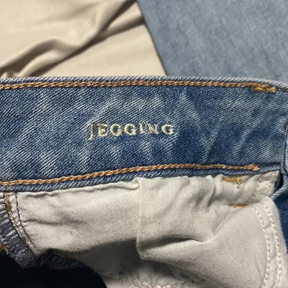 Light wash American Eagle mid-rise jegging - Picture 4 of 6